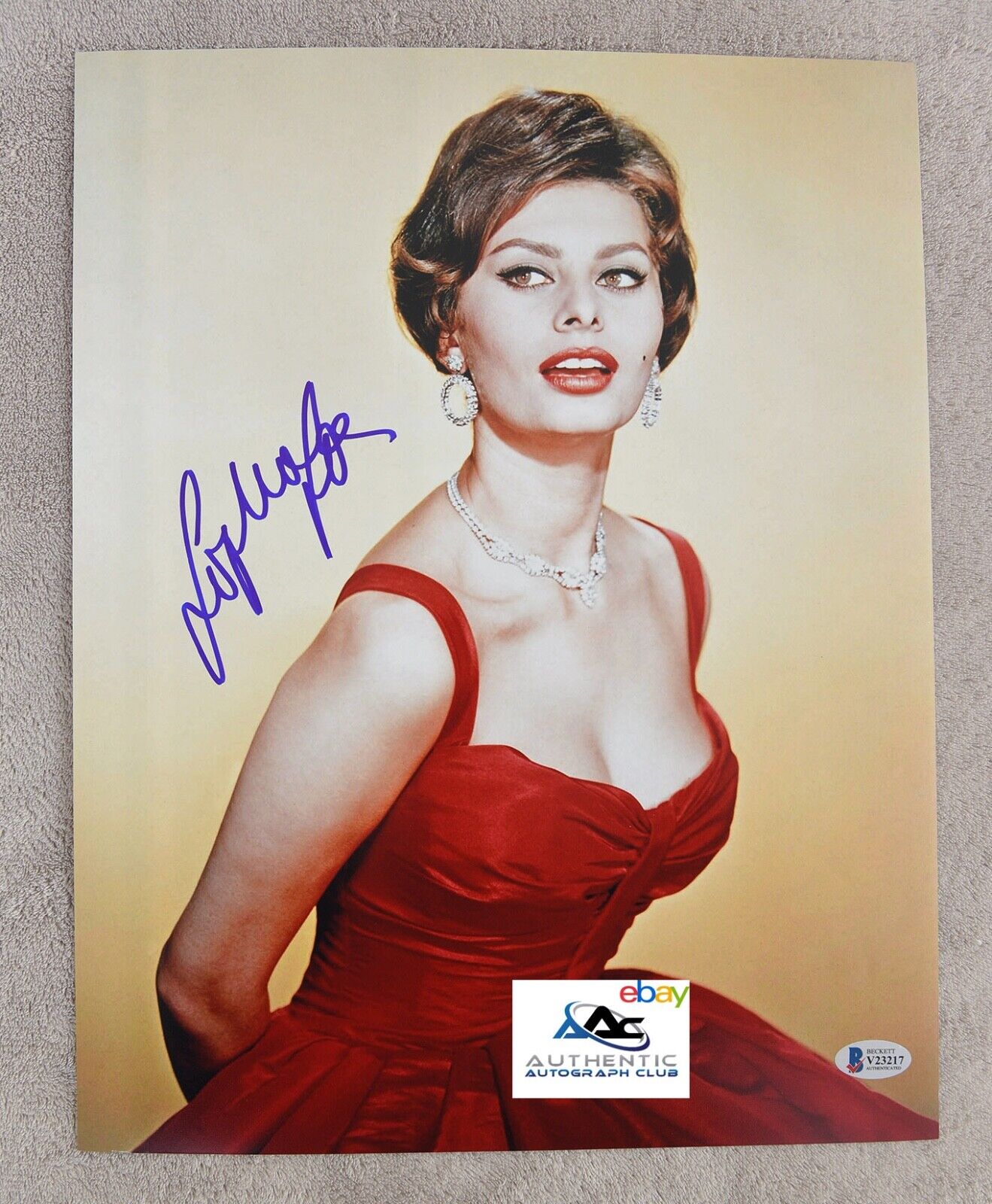 SOPHIA LOREN AUTOGRAPH SIGNED 11x14 PHOTO ITALIAN SEXY HOT BECKETT BAS