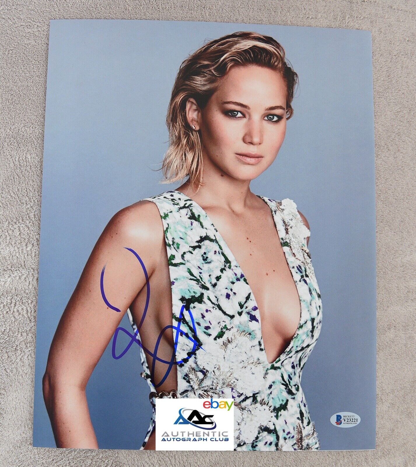 JENNIFER LAWRENCE AUTOGRAPH SIGNED 11x14 PHOTO HUNGER GAMES X-MEN BECKETT BAS